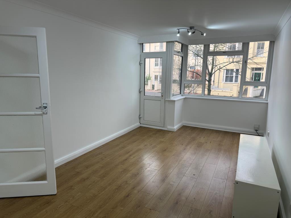 Lot: 120 - GROUND FLOOR FLAT FOR INVESTMENT CLOSE CITY CENTRE - Living room with glazed door to front patio